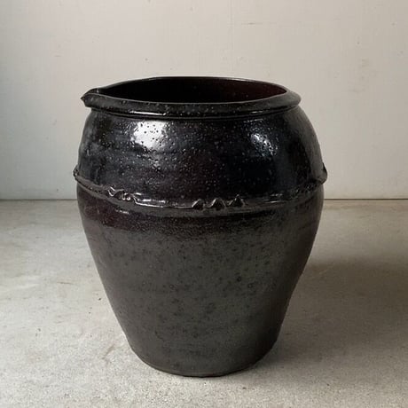 古い片口甕   黒釉 民藝壺 民藝甕 焼物 高さ34cm幅32cm メダカ鉢 睡蓮鉢 金魚鉢 ハス 水栽培 水中昆虫 ビオトープ