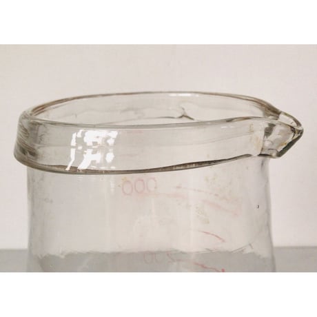 アンティーク 巨大ビーカー　ゆらゆらガラス  歪なフォルム 細く不鮮明なメモリと文字　3000ml  花器 金魚鉢 昭和初期  完品