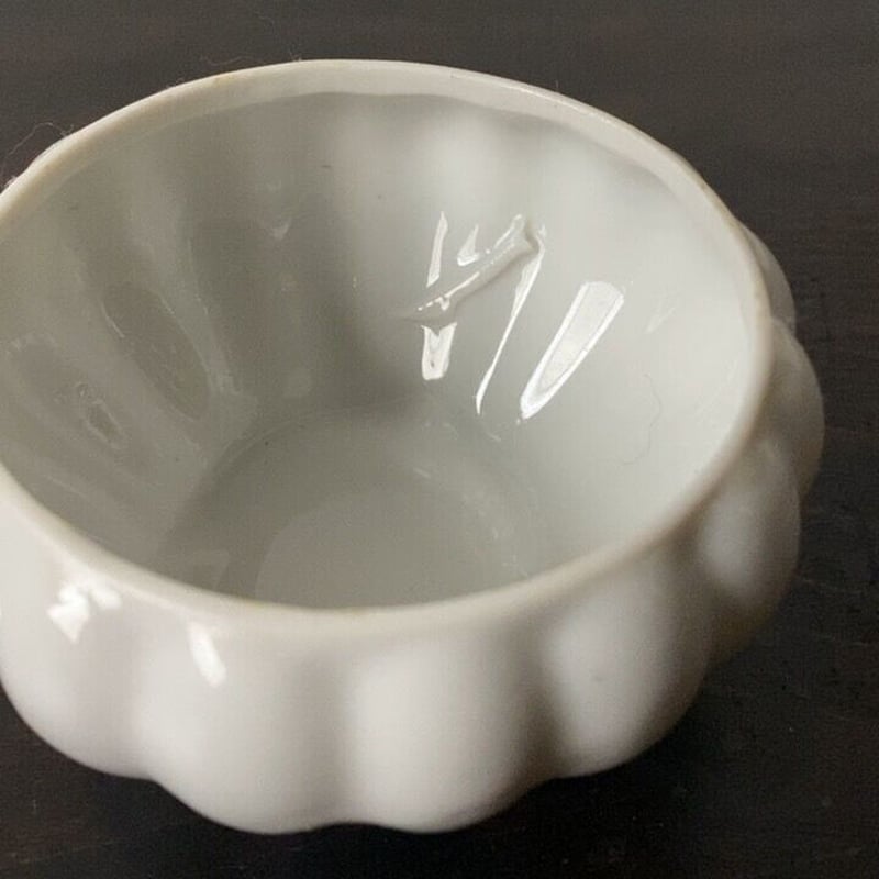 古い白磁の小壺 大正 昭和 蓋付き白磁器 古作 蓋の汚れ以外は完品