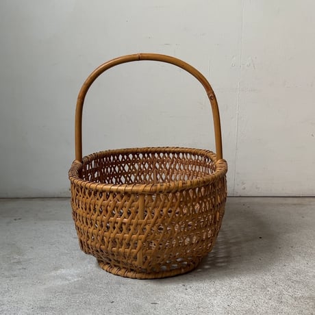 竹編みの市場籠 幅約35cm ワンハンドルの竹籠 市場籠 野菜籠 洗い籠 足高 手仕事 竹工芸品 美品