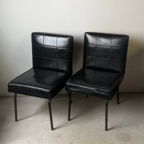 古いローチェア 2脚セット  ミニソファ シングルソファ レトロチェア シンプルデザイン 黒い椅子 鉄足 80sジャパンヴィンテージ 古家具 良品