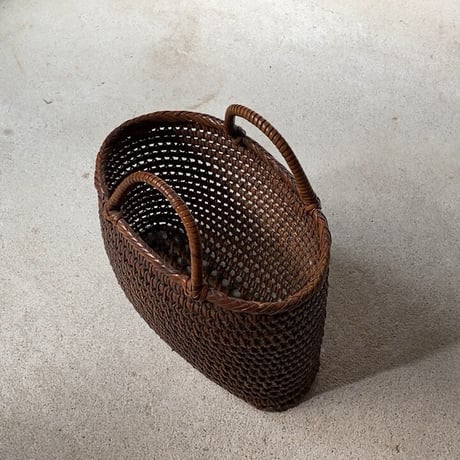 古い茶籠(ミニサイズ) 左右幅約22cm  黒ヤケ 濃飴色 トロトロ ヴィンテージカゴバッグ 籐編みトート型 籠バッグ 小ささが魅力