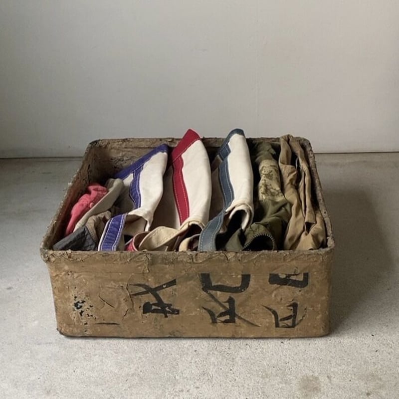 紙貼りの竹籠 約47cm 正方形やや深め 古いかご 和紙総貼り 墨文字 陳列