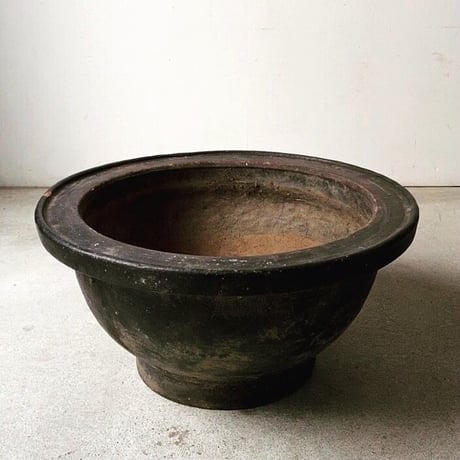 古作大きな植木鉢 直径約45cm 黒釉焼物 重厚感とシンプルでバランスの良いフォルムが素敵です。