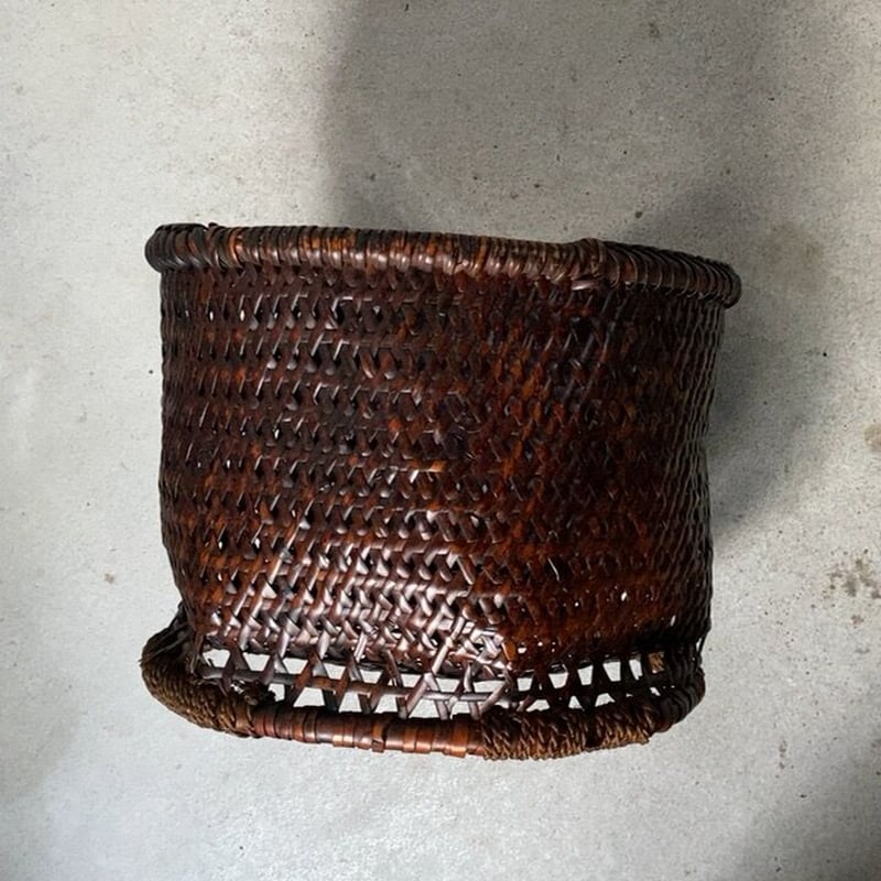 明治期 古い茶碗かご 30cm 濃い飴色にヤケた麻の葉編み竹籠 足付き