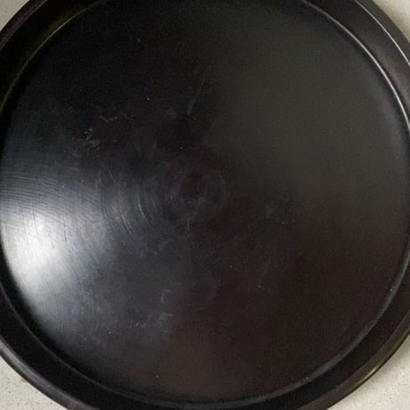 古い木製くり抜き盆 黒々とし鈍い艶感 木製トレー 34.5cm お盆 木工品 肉厚 素地 工芸品 民藝 ヴィンテージトレー 完品