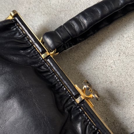 古いレザーのハンドバッグ  スムースラムレザー 羊革 ブラック ゴールド金具 がま口型 ストーン装飾 ヴィンテージバッグ  中古美品