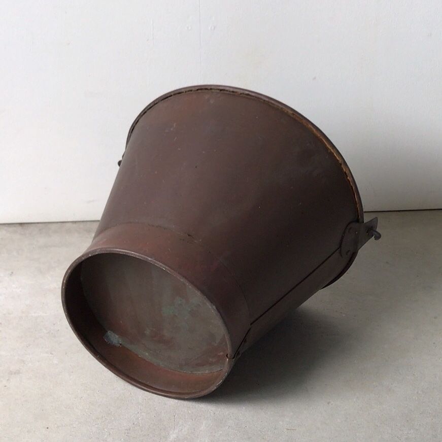 銅のバケツ　持ち手付き　ブドウの柄　打ち出し　彫り 銅のバケツ 持ち手付き ブドウの柄 打ち出し 彫り