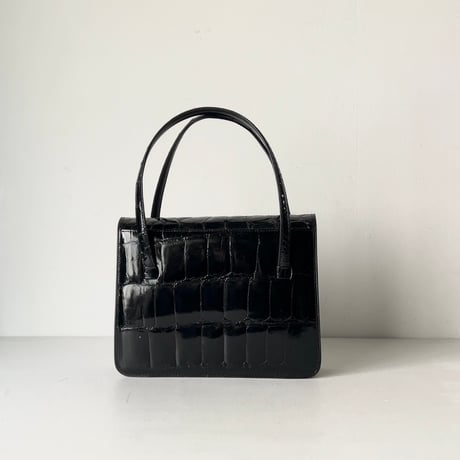 古いクロコのハンドバッグ  クロコ本レザー(ワニ革) ブラック フラップ型 ゴールド金具 ヴィンテージバッグ フォーマル  中古美品