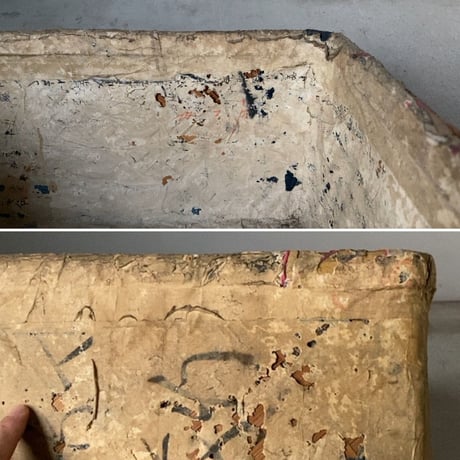 紙貼りの竹籠  約47cm 正方形やや深め 古いかご 和紙総貼り 墨文字  陳列箱  ストックボックス  ジャパンヴィンテージ