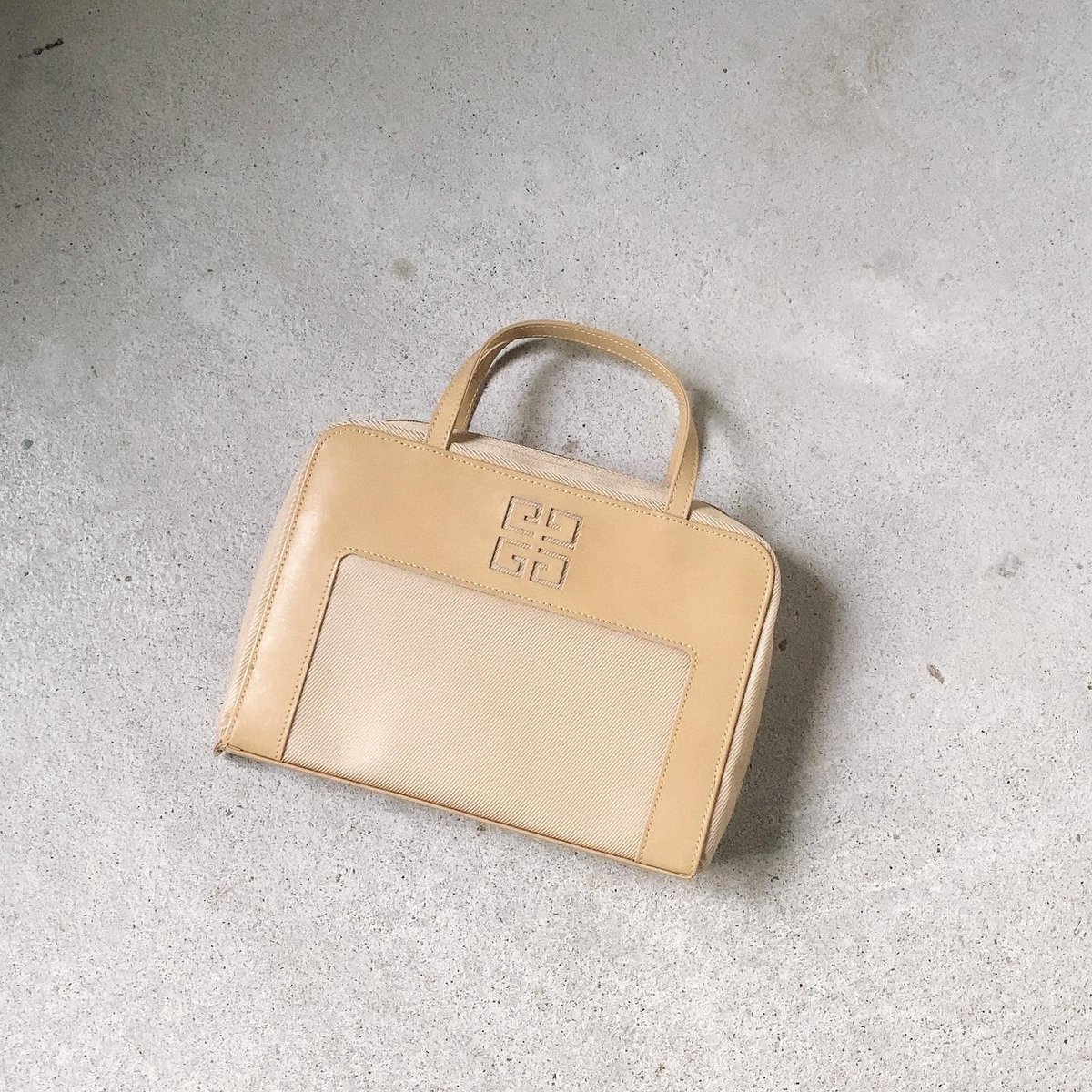 新品【GIVENCHY】ベージュ レザー 上品なハンドバッグ フォーマル 新品【GIVENCHY】ベージュ レザー 上品なハンドバッグ