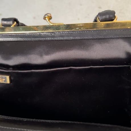 古いレザーのハンドバッグ  スムースラムレザー 羊革 ブラック ゴールド金具 がま口型 ストーン装飾 ヴィンテージバッグ  中古美品