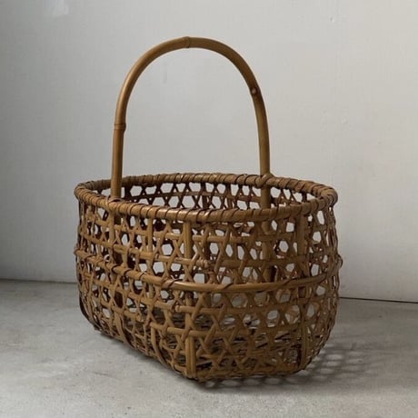 古い竹編みの市場籠  幅約40cm ワンハンドルの竹籠 綺麗にヤケた褐色の竹肌 丸竹持ち手 ヴィンテージバスケット グッドコンディション