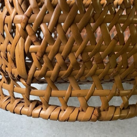 足付き茶碗籠  幅約29cm 竹編丸竹持ち手  ワンハンドルヴィンテージバスケット りんごカゴ 日本の籠 民藝 頑丈 完品