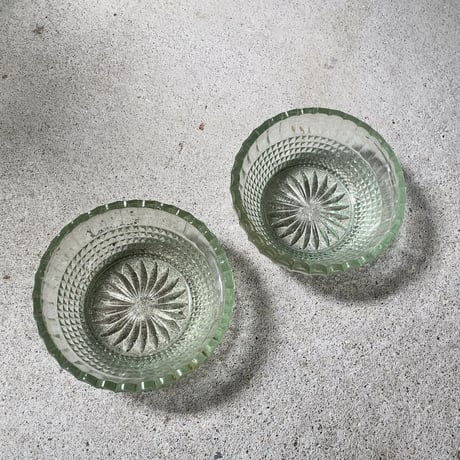 アンティークプレスガラス デザート深皿2客セット 花紋様 輪花縁 古いガラス器 小鉢 昭和初期 アイスクリーム かき氷 デザート皿