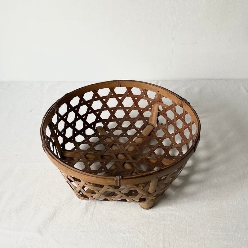 古い水切り竹籠 足付き洗い籠(3つ足) 編みカゴ 竹素材 手仕事 工芸品