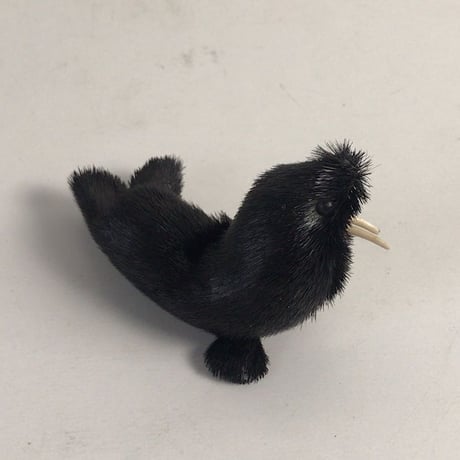 セイウチの置物　毛皮／レザー　ブラック　天然素材　ヴィンテージドール　動物人形