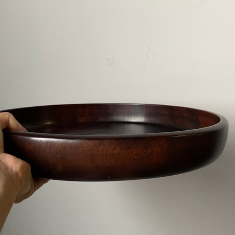 古い木製くり抜き盆 黒々とし鈍い艶感 木製トレー 34.5cm お盆 木工品 肉厚 素地 工芸品 民藝 ヴィンテージトレー 完品