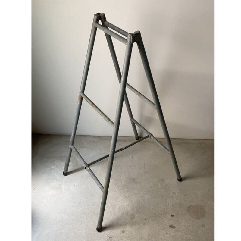 古い鉄の脚立 細めのフレームに素朴な伸縮構造が魅力 スチール製