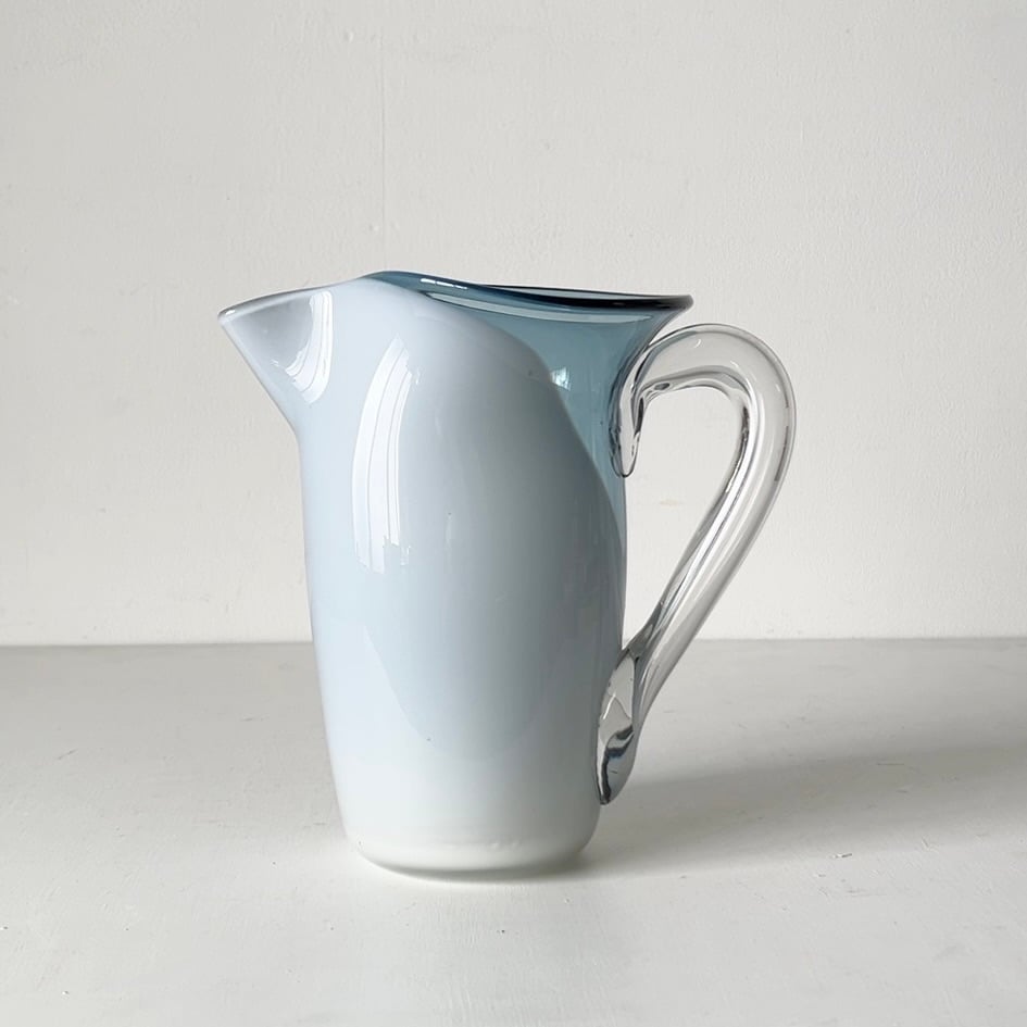 レトロな青い縁の吹きガラスピッチャー 再入荷】吹きガラスの蓋付きピッチャー（ブルー） | iichi 日々