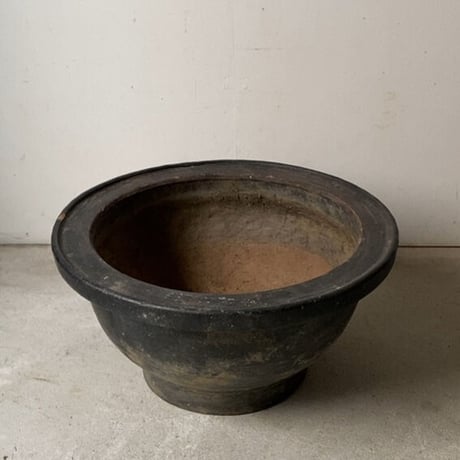 古作大きな植木鉢 直径約45cm 黒釉焼物 重厚感とシンプルでバランスの良いフォルムが素敵です。