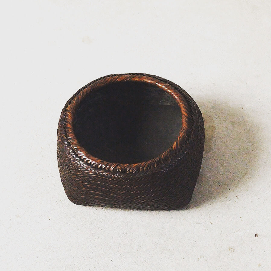 竹編みの炭斗(すみとり) 細かく密度の高い網代編み ヘリンボーン