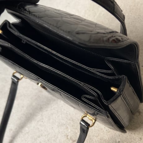 古いクロコのハンドバッグ  クロコ本レザー(ワニ革) ブラック フラップ型 ゴールド金具 ヴィンテージバッグ フォーマル  中古美品