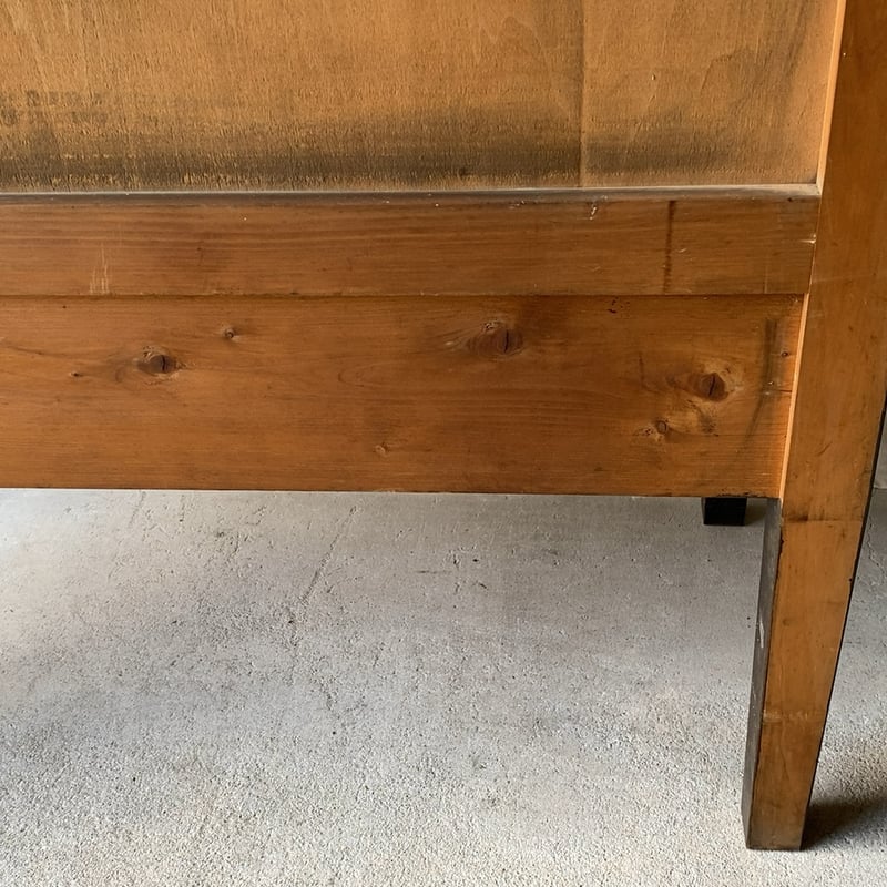 アンティーク 黒ケビント 3面ガラス 4枚棚板 硝子 2杯引出し 真鍮金具