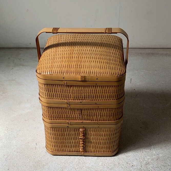 極美品　竹籠　竹細工　竹編み　三段　弁当箱 竹のお重 持ち手付三段重 竹編み 竹工芸 重箱 ドーム蓋 工芸品