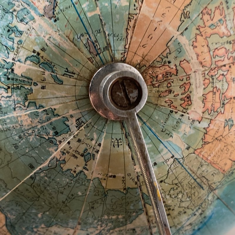 【✨1点限り✨】昭和レトロ アンティーク調 木製台座 ヴィンテージ 地球儀 北欧ヴィンテージ雑貨 木製の地球儀 - a n t e n n a