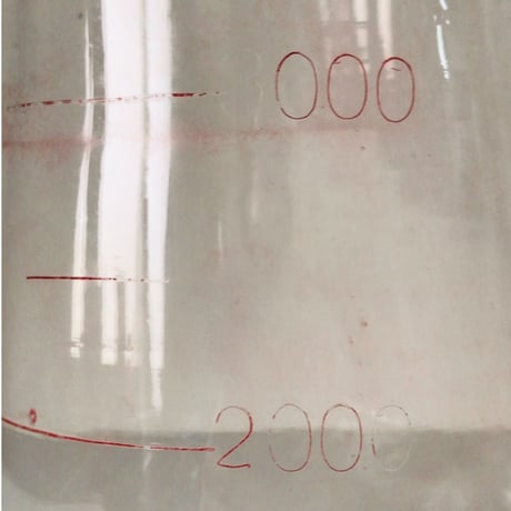 アンティーク 巨大ビーカー　ゆらゆらガラス  歪なフォルム 細く不鮮明なメモリと文字　3000ml  花器 金魚鉢 昭和初期  完品