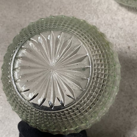 アンティークプレスガラス デザート深皿2客セット 花紋様 輪花縁 古いガラス器 小鉢 昭和初期 アイスクリーム かき氷 デザート皿