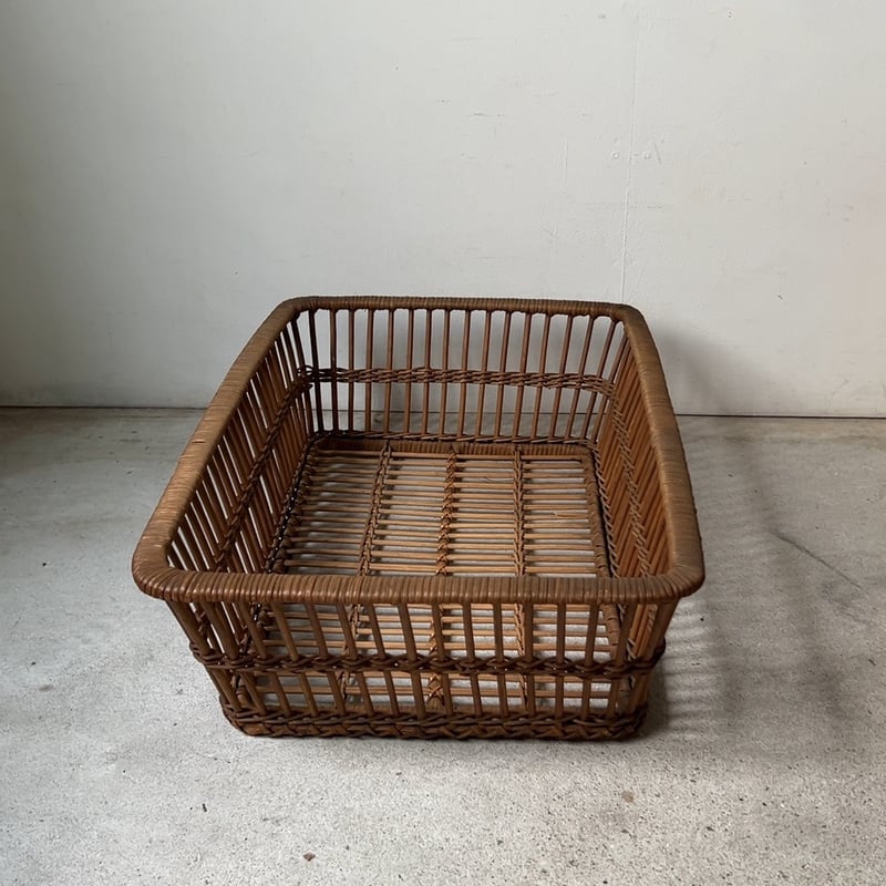 古い籐編みの脱衣籠 日本製 昭和民具 透け感のあるシンプルなデザイン
