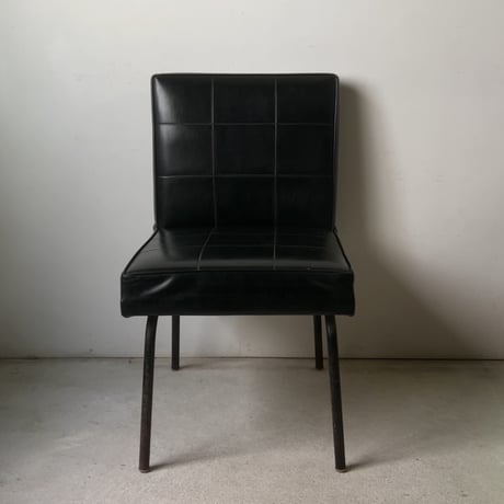 古いローチェア 2脚セット  ミニソファ シングルソファ レトロチェア シンプルデザイン 黒い椅子 鉄足 80sジャパンヴィンテージ 古家具 良品
