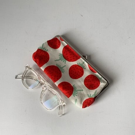marimekko（マリメッコ）Mansikka（マンシッカ/イチゴ）柄のがま口ポーチ 小型 中古美品