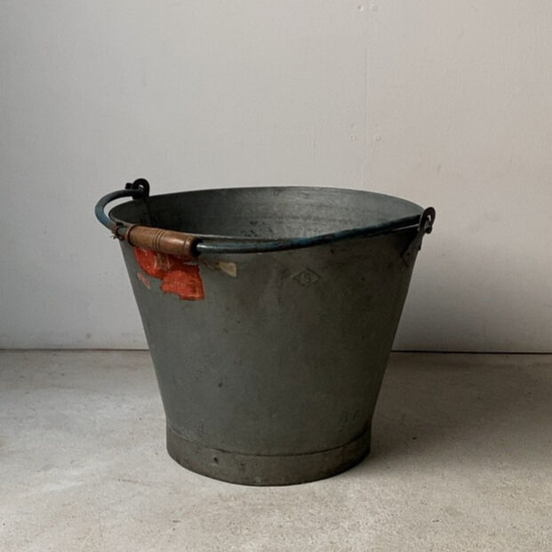 古い鉄のバケツ 大正 戦前昭和 鉄製 Sマーク 青塗装エイジング 木製