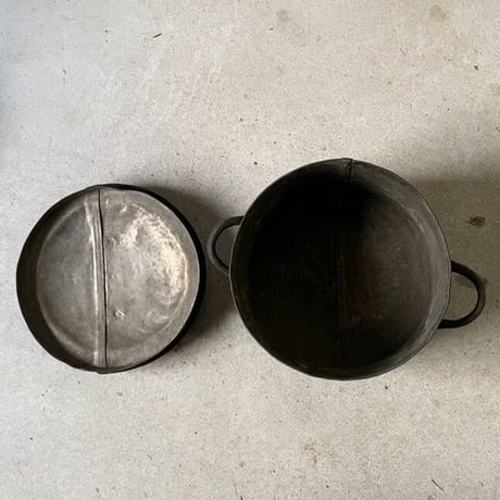 古い蓋付き銅器  赤銅 双耳 寸胴鍋 厚みが有り大変重厚な作りです。筒のみ幅約24cm 古銅 花器 グッドエイジング