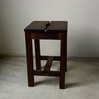 古い木製スクエアスツール ラワン無垢材 黒ヤケ ヴィンテージ 角椅子 持ち手付 美術室椅子良品
