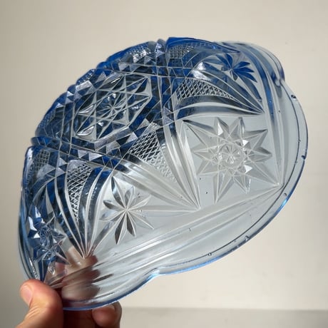 アンティークプレスガラス デザートプレート 大皿 幅約20cm  デザート皿 クリアーブルー 花縁 雪柄  気泡ガラス 大正 昭和 時代盛り皿 美品範疇