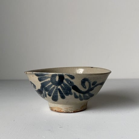 C  古琉球 やちむん 4.5寸マカイ 古作 登窯 花唐草 呉須色 沖縄 焼物 茶碗 昭和期 ヴィンテージフォークアート 僅かなホツ有
