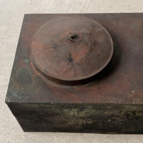 変わった形の古い蓋付銅器 幅約31cm 炭入れ 道具箱や花器としても雰囲気良好 ヴィンテージツール 古銅 古道具
