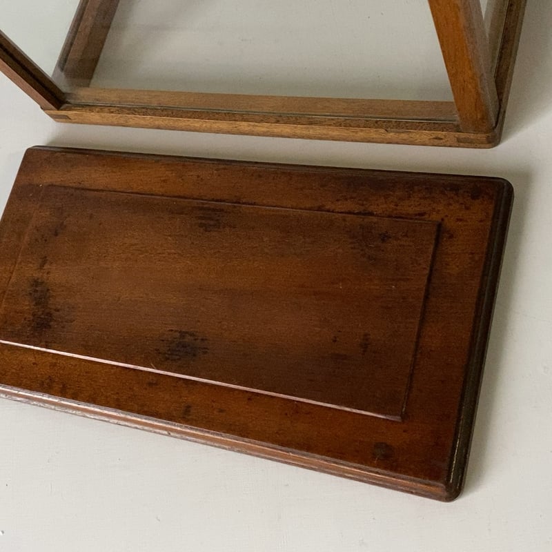 古い上皿天秤と木製の小型ガラスケース 1948年 楢材 指物加工 木工