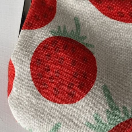 marimekko（マリメッコ）Mansikka（マンシッカ/イチゴ）柄のがま口ポーチ 小型 中古美品