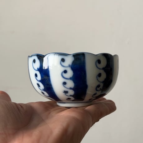 波柄の古い小鉢6客セット(1客ニュウあり)  大正 昭和初期  愛嬌抜群の波絵 染付 焼物  木箱付