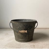 昭和期 古く小さいブリキのバケツ  青い塗装の持ち手/木の握り 無塗装  水漏れ無し ミニバケツ