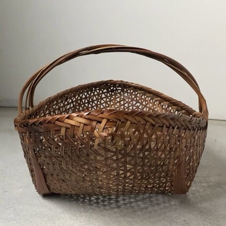 古い持手籠  竹材捻り加工ワンハンドル籠  幅約55cm 立体舟型  大正期 昭和初期 ジャパンヴィンテージバスケット 希少 珍品 古籠 竹カゴ