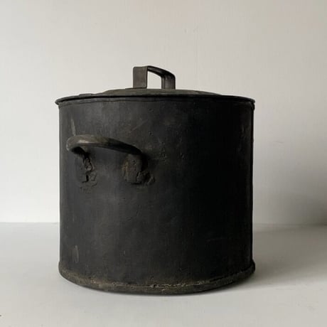 古い蓋付き銅器  赤銅 双耳 寸胴鍋 厚みが有り大変重厚な作りです。筒のみ幅約24cm 古銅 花器 グッドエイジング