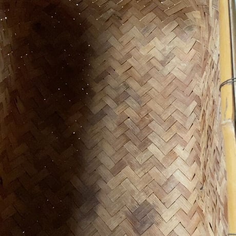 網代の古い御用籠   野良籠  竹かご  編みカゴ  四角い籠   野菜籠　太い表皮フレームと網代編みの裏皮のコントラストが素敵です。美品