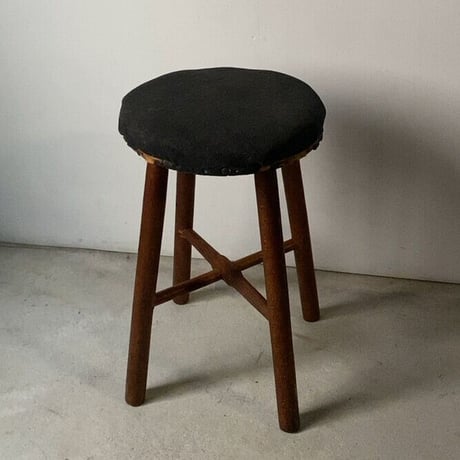 古いクッション付丸椅子 ヴィンテージスツール チャコールグレーファブリック 当時物生地とスタッズとテープ 丸脚一段櫓 洋風デザイン 良品