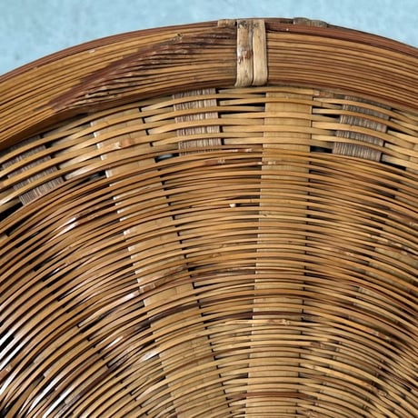 A  古い竹編みの飯籠 蓋付き竹籠 幅約33cm わずかな目飛びはあるもののコンディション良好 ジャパンヴィンテージ